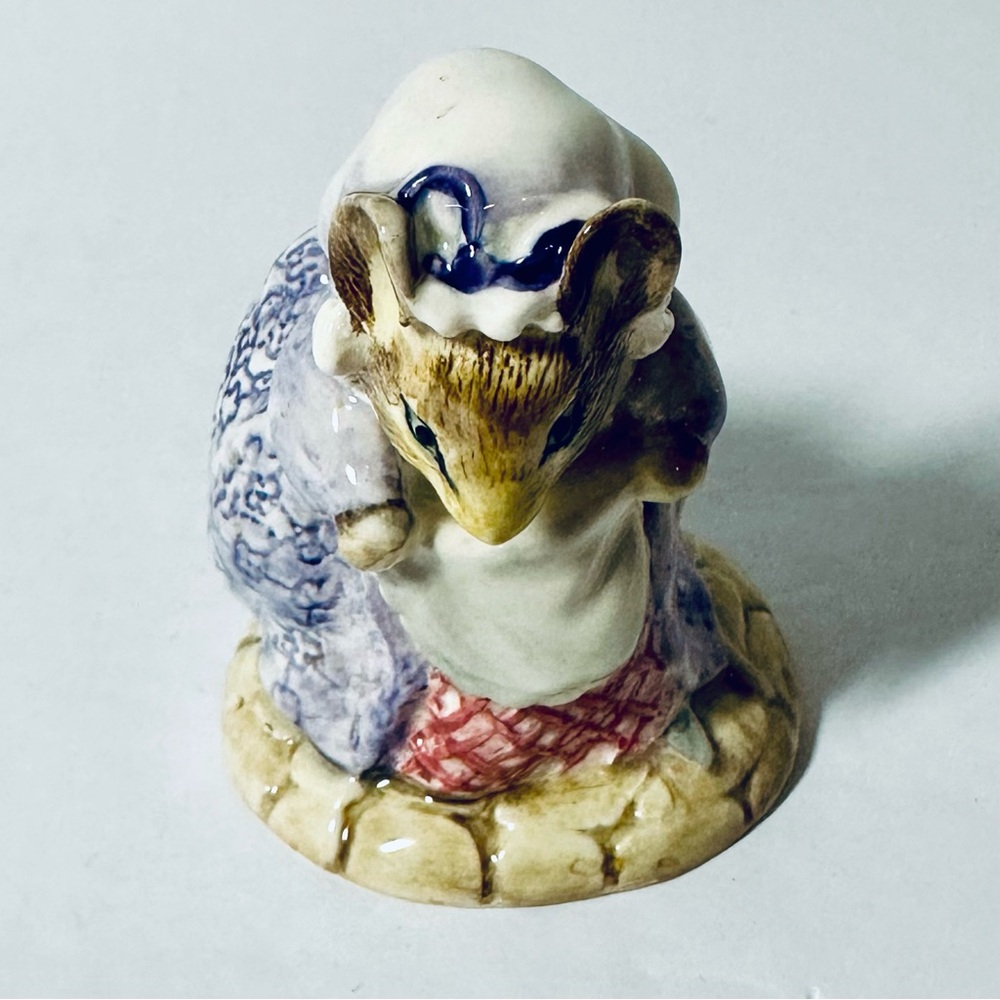 Royal Albert Beatrix Potter “Lady Mouse Made a Curtsy Figurine in MINT condition - Picture 3 of 7